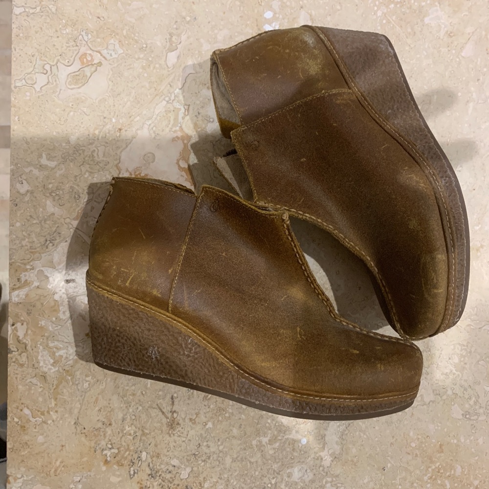 Women’s olukai boots